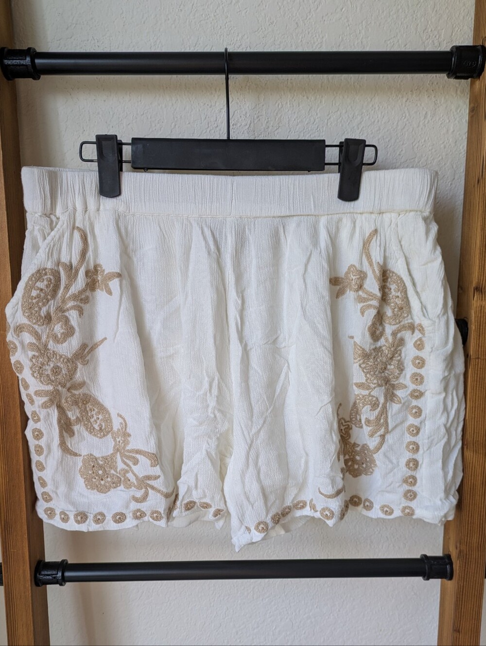 Embroidered High-Waist White Women’s Shorts with Tan Floral Accents